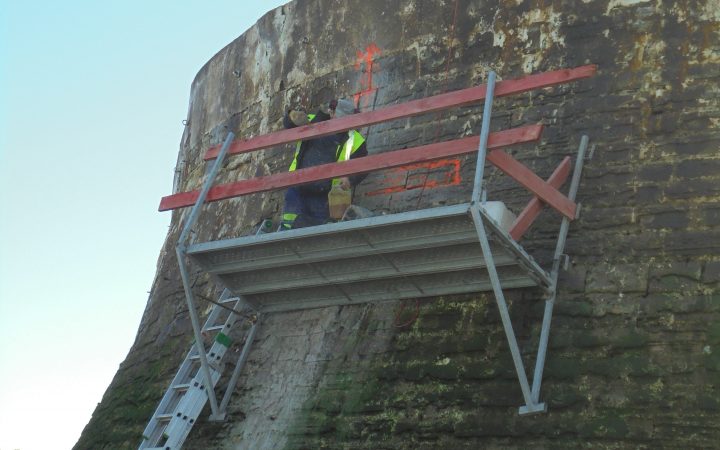 chantier d'installation des capteurs de pression sur la digue de l'Artha