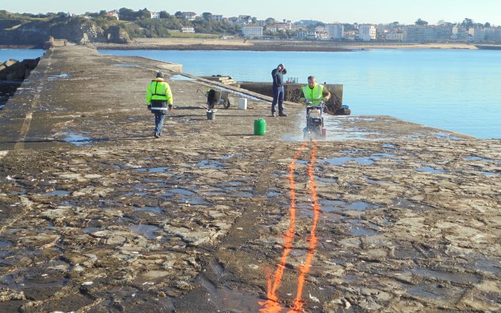chantier d'installation des capteurs de pression sur la digue de l'Artha