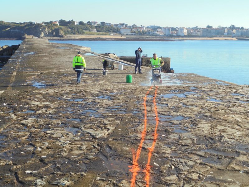 chantier d'installation des capteurs de pression sur la digue de l'Artha