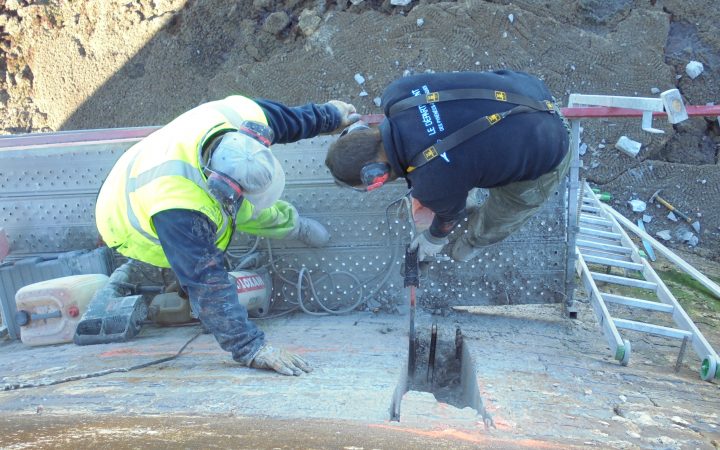 chantier d'installation des capteurs de pression sur la digue de l'Artha