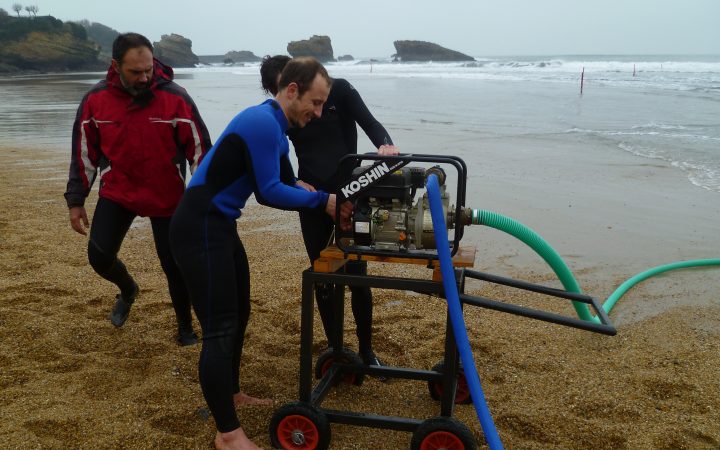 Pompe hydraulique servant à faire des trous sur l’estran (UPPA)