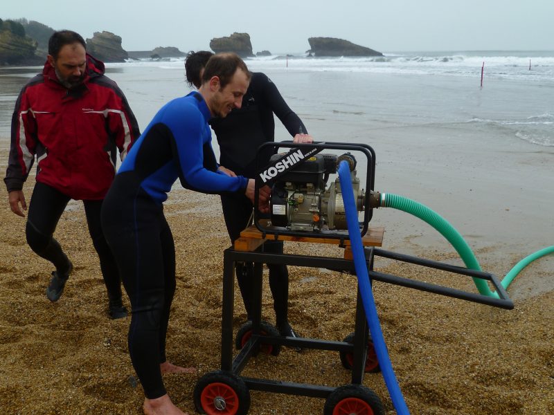Pompe hydraulique servant à faire des trous sur l’estran (UPPA)